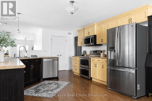 557 South Mary Lake Road, Huntsville, ON - Indoor Photo Showing Kitchen With Upgraded Kitchen