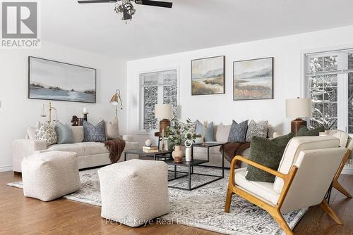 557 South Mary Lake Road, Huntsville, ON - Indoor Photo Showing Living Room