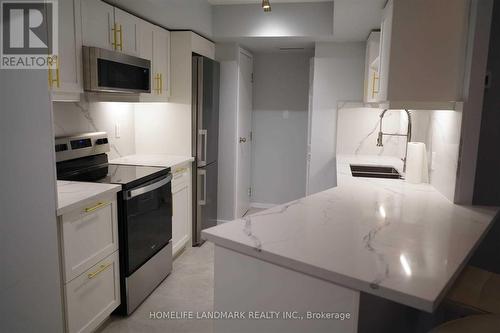 605 - 1001 Bay Street, Toronto, ON - Indoor Photo Showing Kitchen