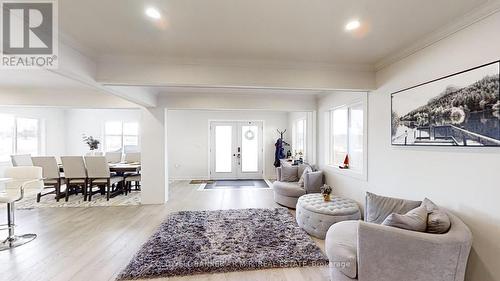 4303 Highway 35 N, Clarington, ON - Indoor Photo Showing Living Room