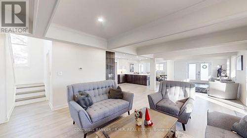 4303 Highway 35 N, Clarington, ON - Indoor Photo Showing Living Room