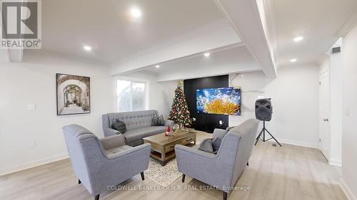 4303 Highway 35 N, Clarington, ON - Indoor Photo Showing Living Room