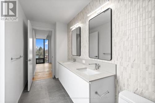 409 - 1414 Bayview Avenue, Toronto, ON - Indoor Photo Showing Bathroom