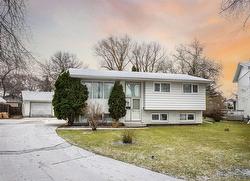 16 Sandylands Place  Winnipeg, MB R2Y 1A1