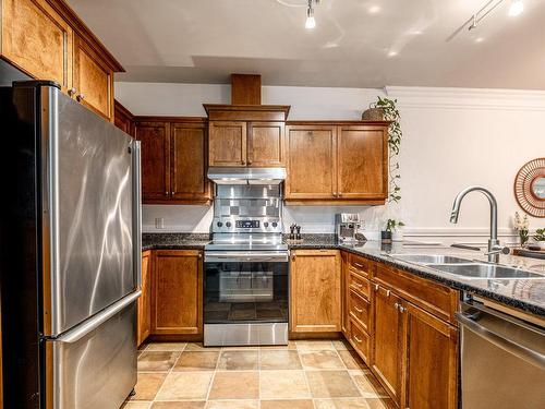 Kitchen - 1053 Rue Du Moulin, Magog, QC - Indoor Photo Showing Kitchen With Double Sink