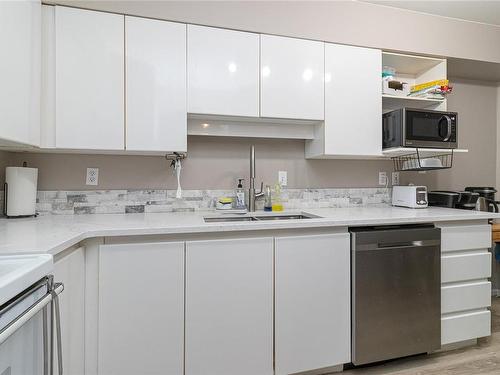 109-935 Johnson St, Victoria, BC - Indoor Photo Showing Kitchen