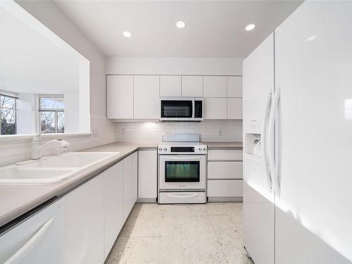 340-188 Douglas St, Victoria, BC - Indoor Photo Showing Kitchen