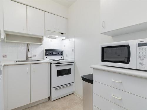 304-1597 Midgard Ave, Saanich, BC - Indoor Photo Showing Kitchen