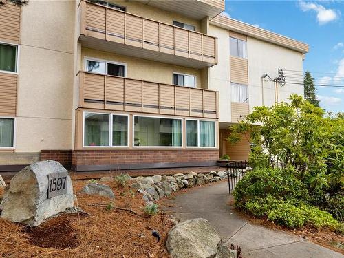 304-1597 Midgard Ave, Saanich, BC - Outdoor