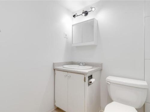 304-1597 Midgard Ave, Saanich, BC - Indoor Photo Showing Bathroom