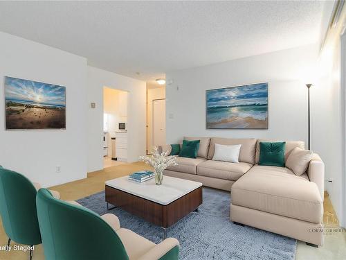 304-1597 Midgard Ave, Saanich, BC - Indoor Photo Showing Living Room