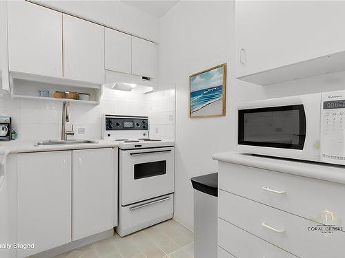 304-1597 Midgard Ave, Saanich, BC - Indoor Photo Showing Kitchen