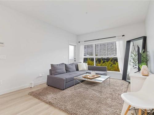 111-2465 Gateway Rd, Langford, BC - Indoor Photo Showing Living Room