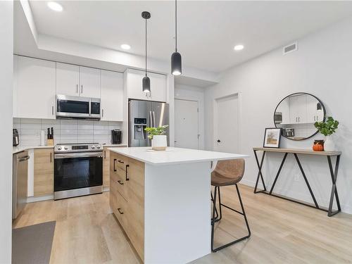 111-2465 Gateway Rd, Langford, BC - Indoor Photo Showing Kitchen With Stainless Steel Kitchen With Upgraded Kitchen