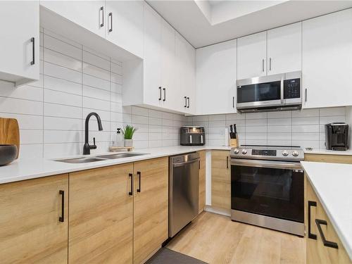 111-2465 Gateway Rd, Langford, BC - Indoor Photo Showing Kitchen With Stainless Steel Kitchen With Double Sink With Upgraded Kitchen