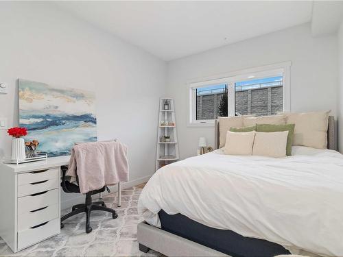 111-2465 Gateway Rd, Langford, BC - Indoor Photo Showing Bedroom