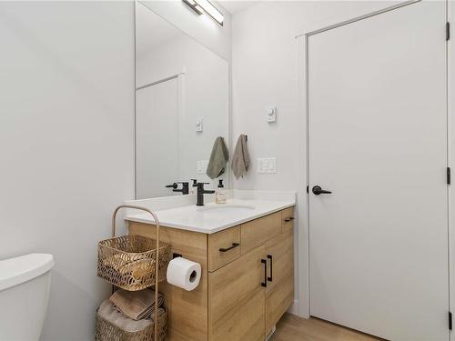 111-2465 Gateway Rd, Langford, BC - Indoor Photo Showing Bathroom