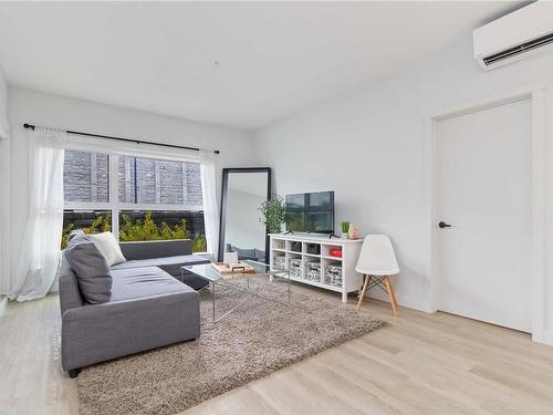 111-2465 Gateway Rd, Langford, BC - Indoor Photo Showing Living Room