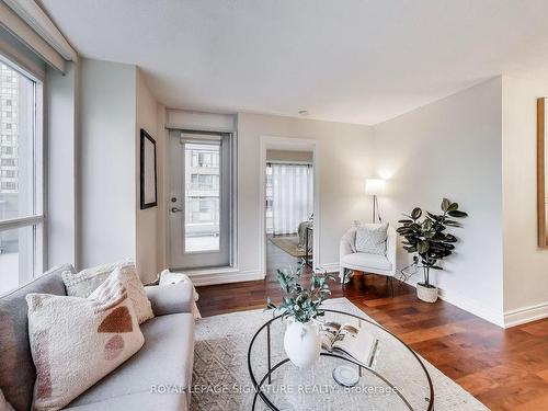 304-761 Bay St, Toronto, ON - Indoor Photo Showing Living Room