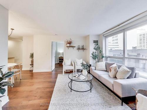 304-761 Bay St, Toronto, ON - Indoor Photo Showing Living Room