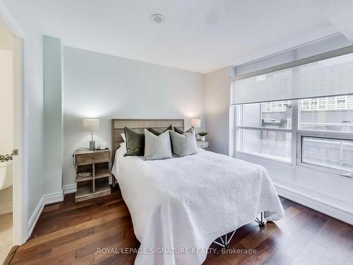 304-761 Bay St, Toronto, ON - Indoor Photo Showing Bedroom