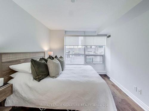 304-761 Bay St, Toronto, ON - Indoor Photo Showing Bedroom