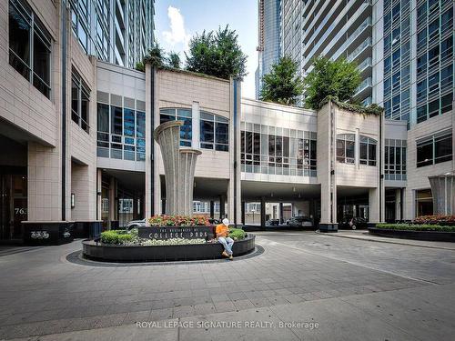 304-761 Bay St, Toronto, ON - Outdoor