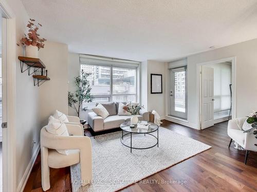 304-761 Bay St, Toronto, ON - Indoor Photo Showing Living Room