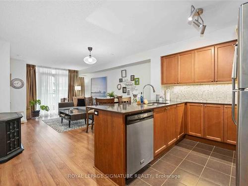 252-525 Wilson Ave, Toronto, ON - Indoor Photo Showing Kitchen