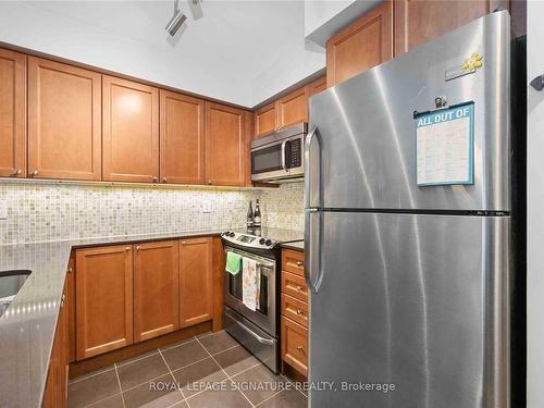 252-525 Wilson Ave, Toronto, ON - Indoor Photo Showing Kitchen