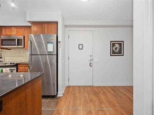 252-525 Wilson Ave, Toronto, ON - Indoor Photo Showing Kitchen