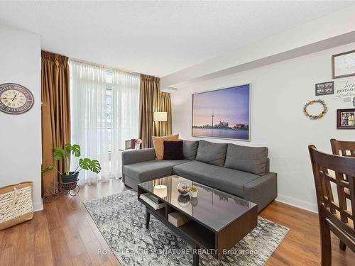 252-525 Wilson Ave, Toronto, ON - Indoor Photo Showing Living Room