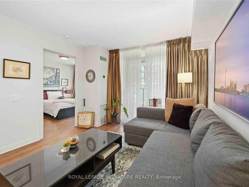 252-525 Wilson Ave, Toronto, ON - Indoor Photo Showing Living Room