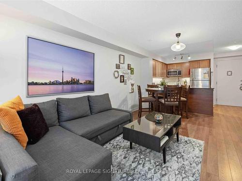 252-525 Wilson Ave, Toronto, ON - Indoor Photo Showing Living Room