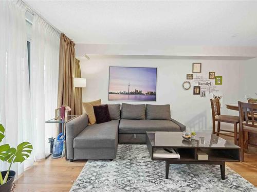 252-525 Wilson Ave, Toronto, ON - Indoor Photo Showing Living Room