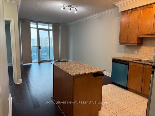 1004-80 Absolute Ave, Mississauga, ON - Indoor Photo Showing Kitchen