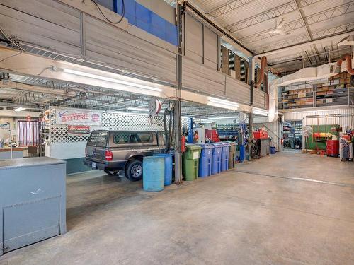 Commerce - 1155 Boul. Taschereau, Longueuil (Le Vieux-Longueuil), QC - Indoor Photo Showing Garage