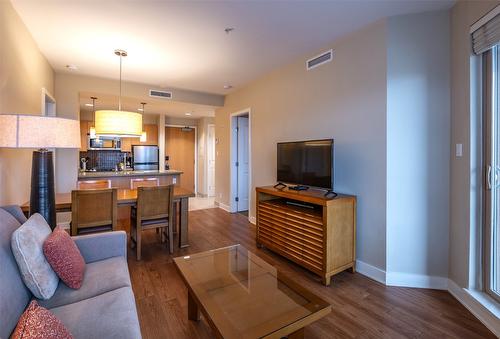 327-15 Park Place, Osoyoos, BC - Indoor Photo Showing Living Room