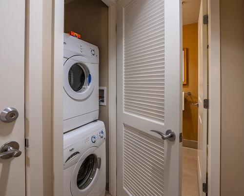 327-15 Park Place, Osoyoos, BC - Indoor Photo Showing Laundry Room