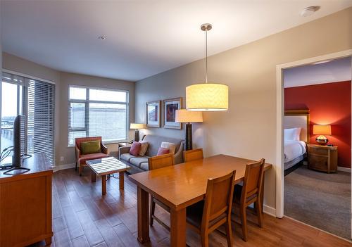 327-15 Park Place, Osoyoos, BC - Indoor Photo Showing Living Room