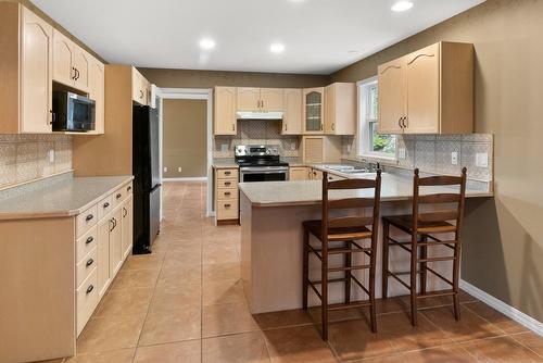 3281 Juniper Drive, Naramata, BC - Indoor Photo Showing Kitchen