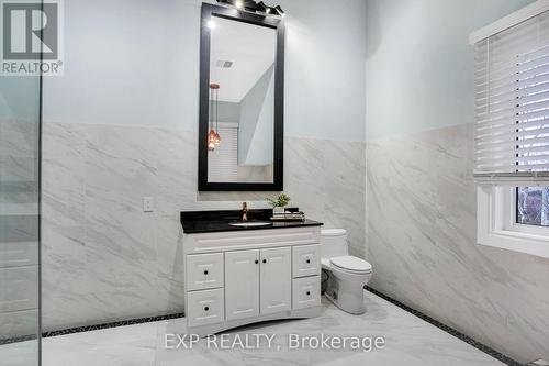 15 Glenview Heights Lane, King, ON - Indoor Photo Showing Bathroom