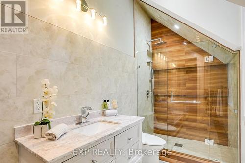 15 Glenview Heights Lane, King, ON - Indoor Photo Showing Bathroom