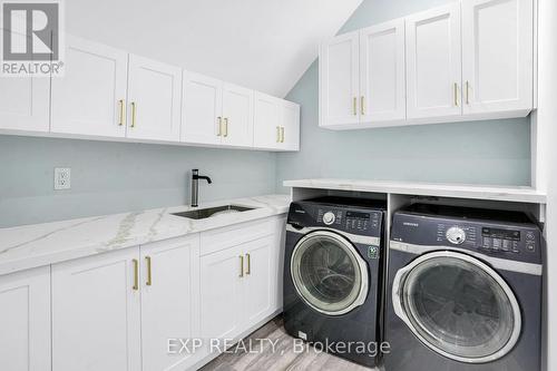 15 Glenview Heights Lane, King, ON - Indoor Photo Showing Laundry Room