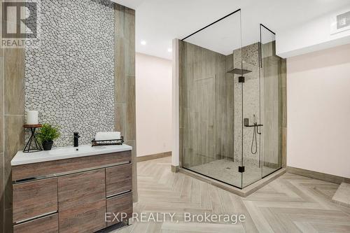 15 Glenview Heights Lane, King, ON - Indoor Photo Showing Bathroom