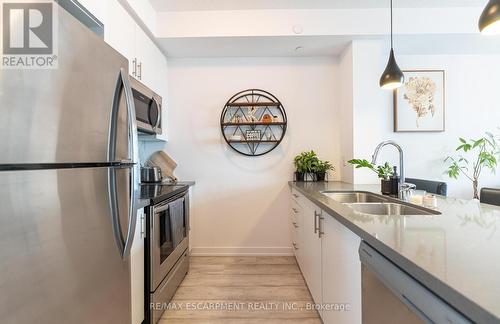 537 - 101 Shoreview Place, Hamilton, ON - Indoor Photo Showing Kitchen With Double Sink With Upgraded Kitchen