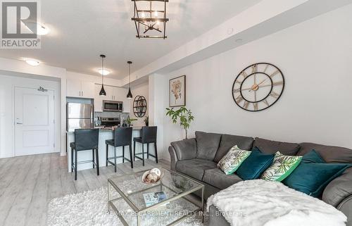 537 - 101 Shoreview Place, Hamilton, ON - Indoor Photo Showing Living Room