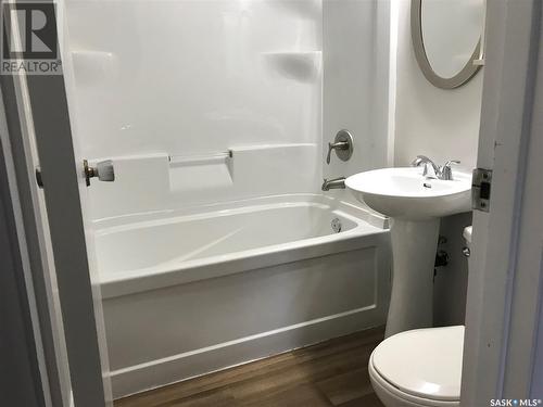 911 X Avenue N, Saskatoon, SK - Indoor Photo Showing Bathroom