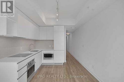 523 - 377 Madison Avenue, Toronto, ON - Indoor Photo Showing Kitchen