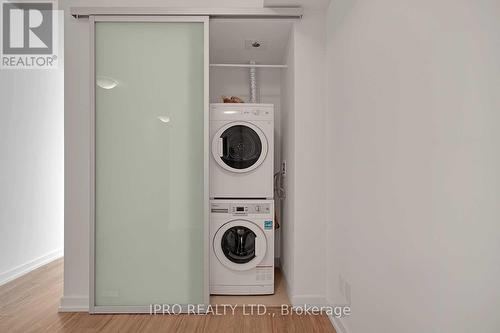 523 - 377 Madison Avenue, Toronto, ON - Indoor Photo Showing Laundry Room